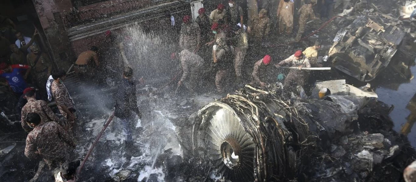 Πακιστάν: Τα τελευταία λόγια του πιλότου - «Γυρίζουμε πίσω έχουμε χάσει και τους 2 κινητήρες»